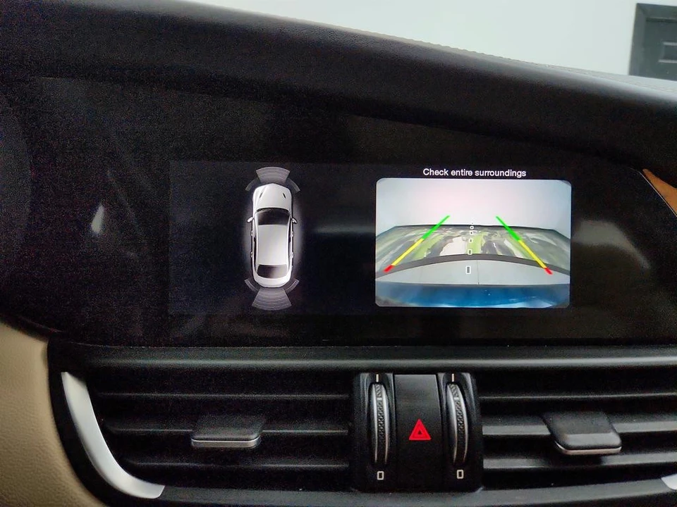 2017 Alfa Romeo Giulia - Image 18 of 31