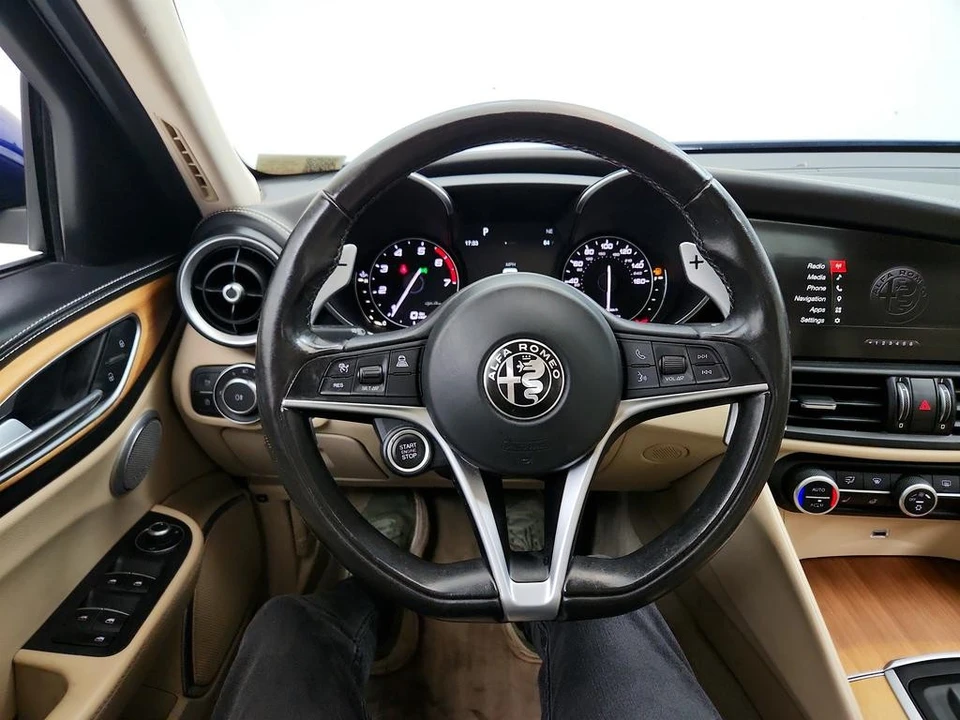 2017 Alfa Romeo Giulia - Image 18 of 31