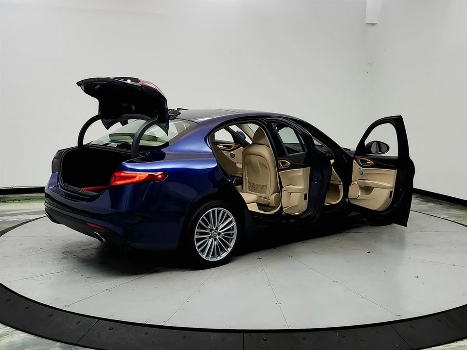2017 Alfa Romeo Giulia - Image 11 of 31