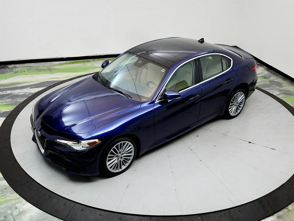 2017 Alfa Romeo Giulia - Image 29 of 31