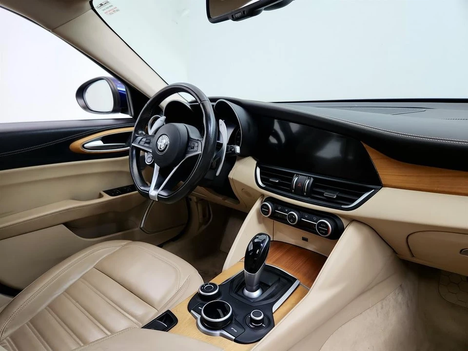 2017 Alfa Romeo Giulia - Image 25 of 31