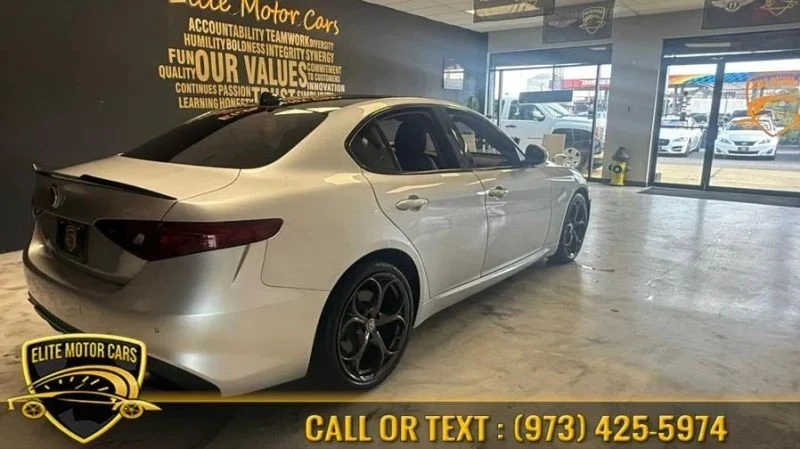 2017 Alfa Romeo Giulia - Image 5 of 12