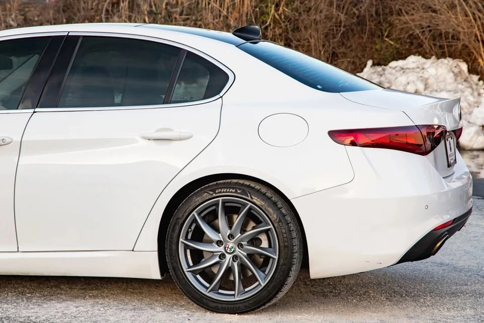 2017 Alfa Romeo Giulia - Image 16 of 20