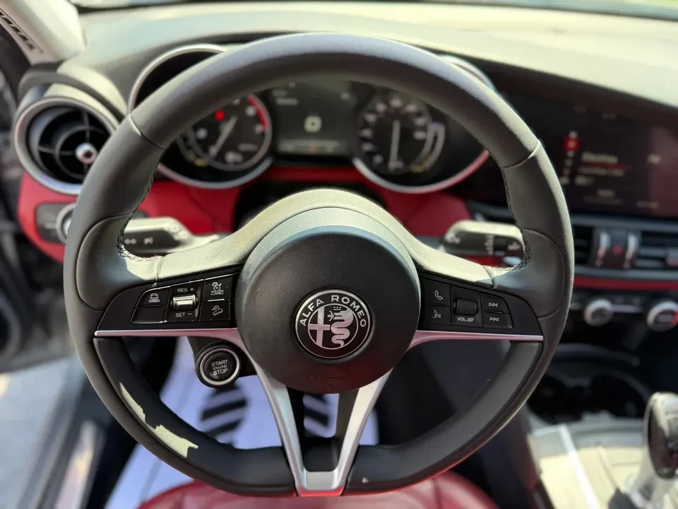 2017 Alfa Romeo Giulia - Image 6 of 15