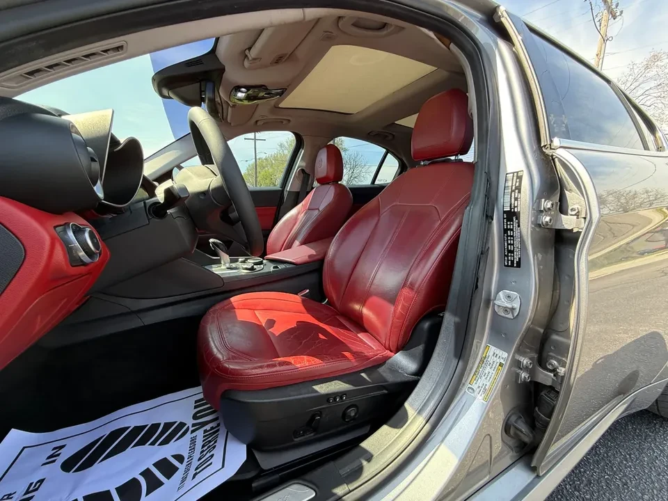 2017 Alfa Romeo Giulia - Image 14 of 15