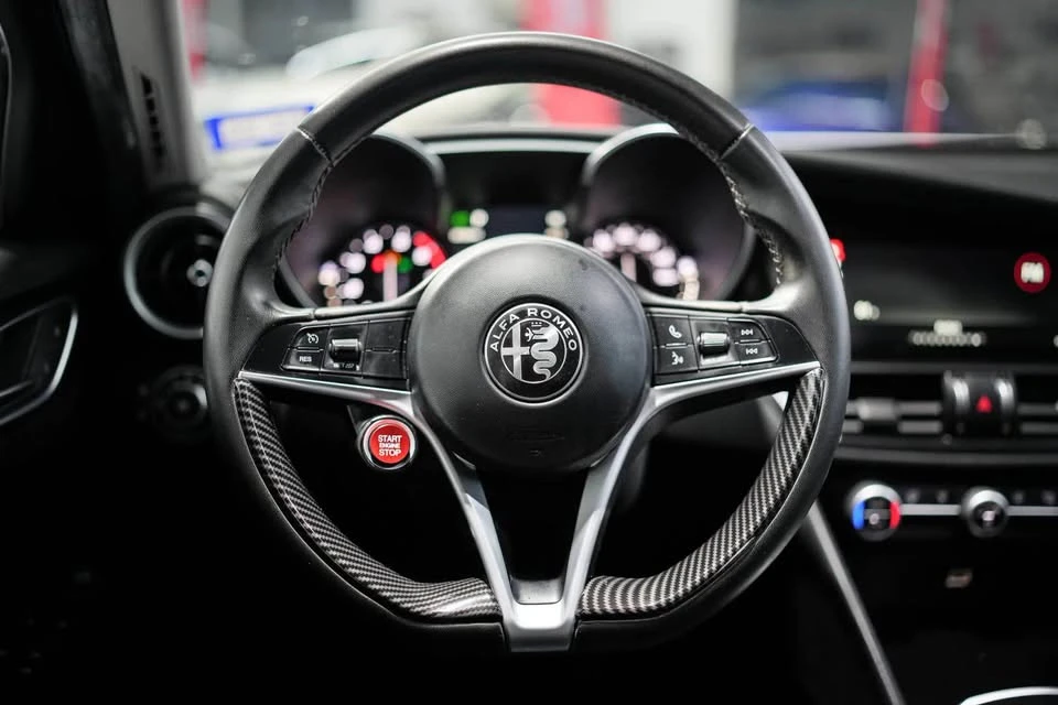 2017 Alfa Romeo Giulia - Image 16 of 18
