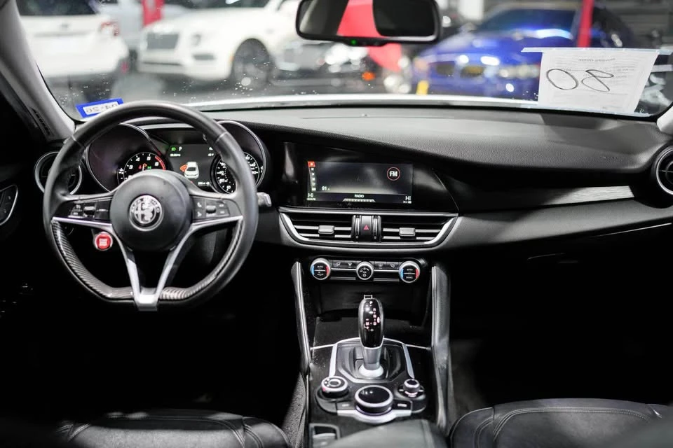 2017 Alfa Romeo Giulia - Image 15 of 18