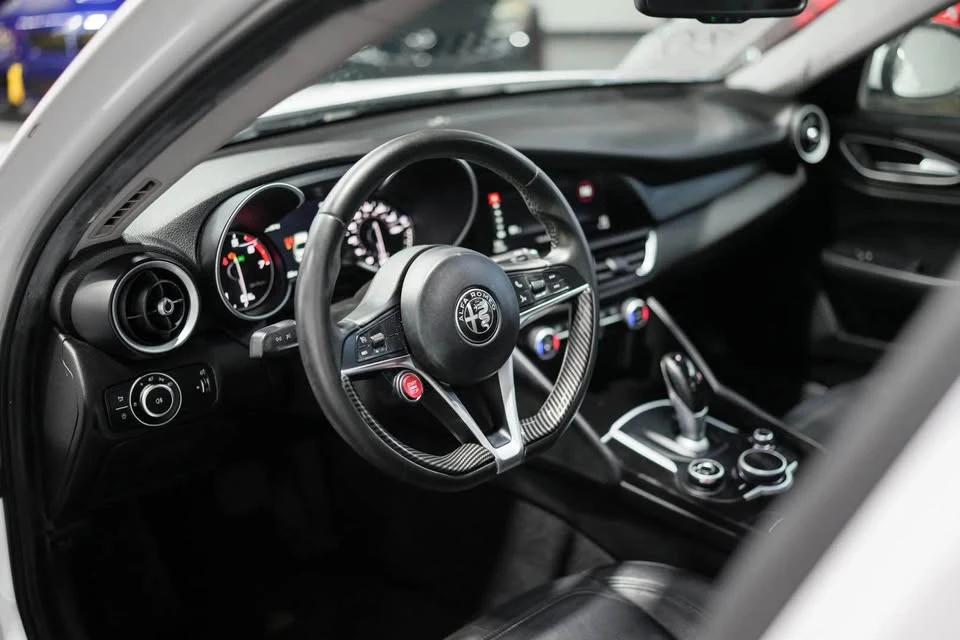 2017 Alfa Romeo Giulia - Image 14 of 18