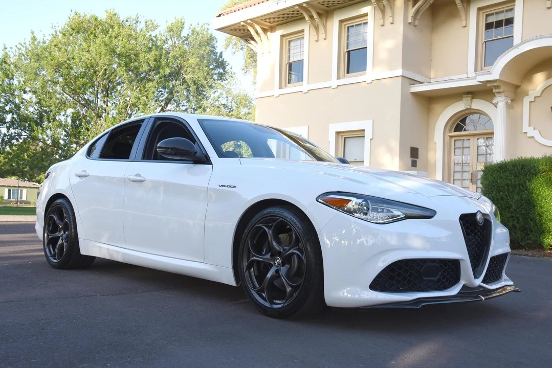 2017 Alfa Romeo Giulia - Image 16 of 31