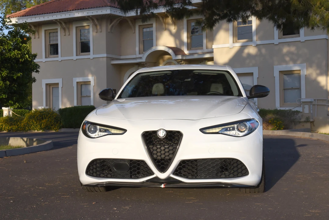 2017 Alfa Romeo Giulia - Image 7 of 31