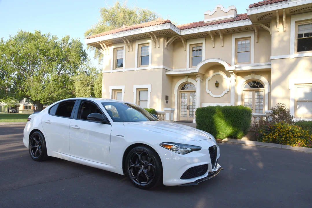2017 Alfa Romeo Giulia - Image 13 of 31