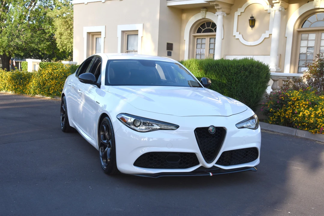 2017 Alfa Romeo Giulia - Image 17 of 31