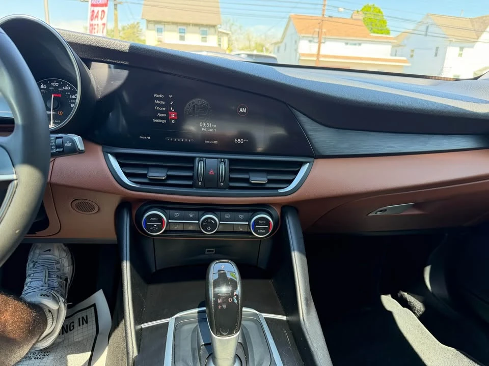 2017 Alfa Romeo Giulia - Image 11 of 17