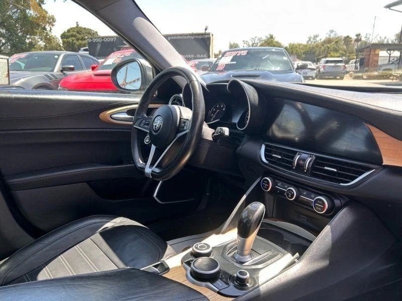 2017 Alfa Romeo Giulia - Image 5 of 11