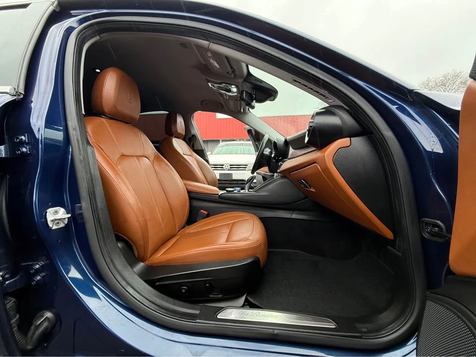 2017 Alfa Romeo Giulia - Image 14 of 18