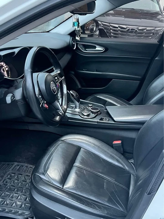 2017 Alfa Romeo Giulia - Image 8 of 8