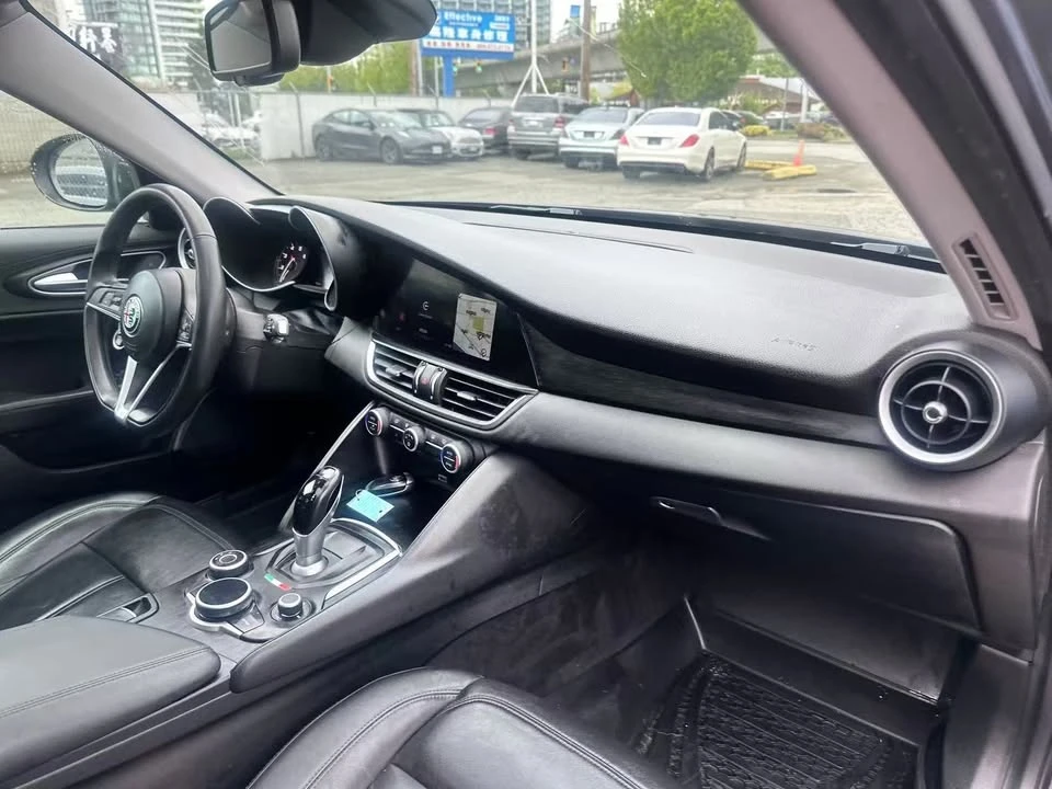2017 Alfa Romeo Giulia - Image 16 of 19