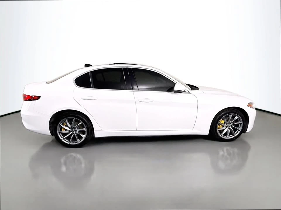 2017 Alfa Romeo Giulia - Image 8 of 20