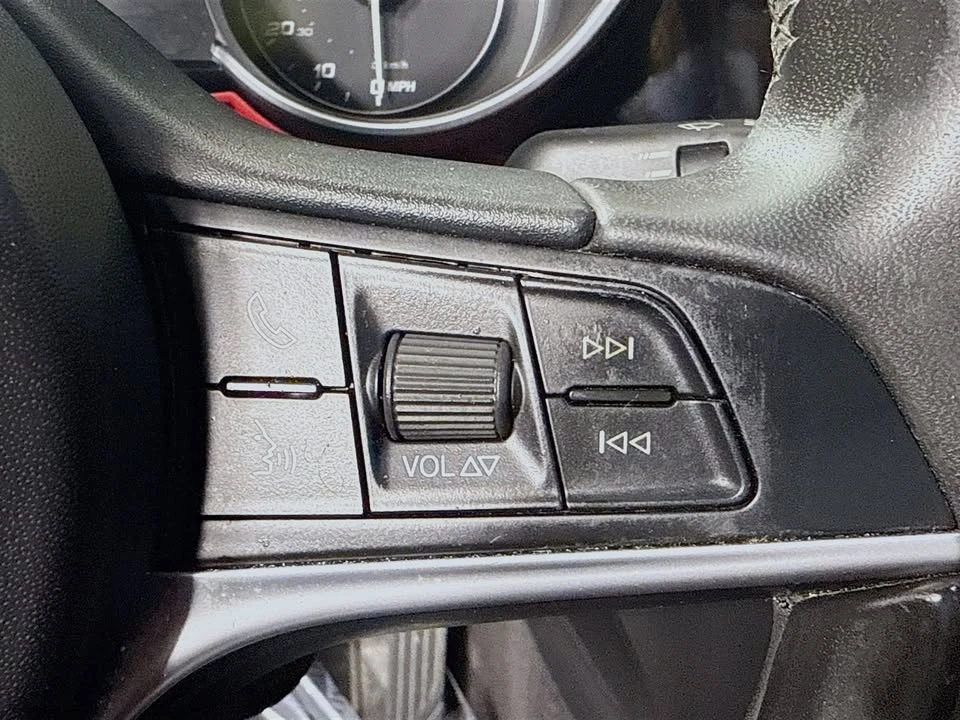 2017 Alfa Romeo Giulia - Image 11 of 20