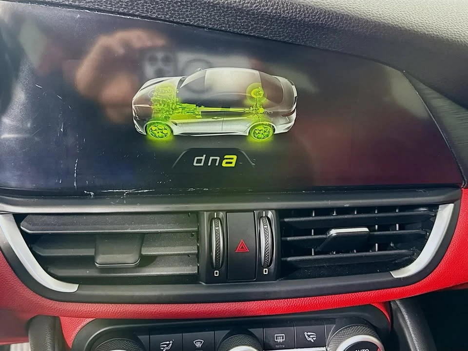 2017 Alfa Romeo Giulia - Image 14 of 20