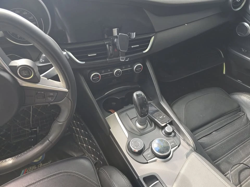 2017 Alfa Romeo Giulia - Image 10 of 13