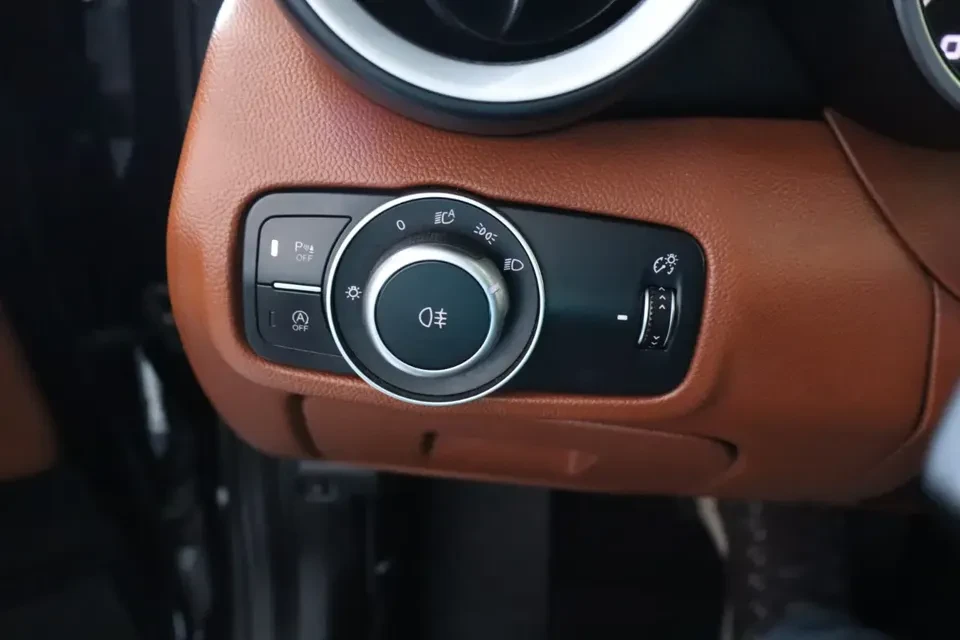2017 Alfa Romeo Giulia - Image 13 of 20