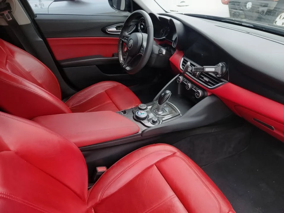 2017 Alfa Romeo Giulia - Image 5 of 8