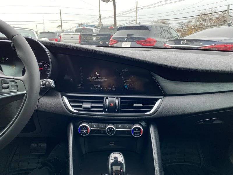 2017 Alfa Romeo Giulia - Image 13 of 20