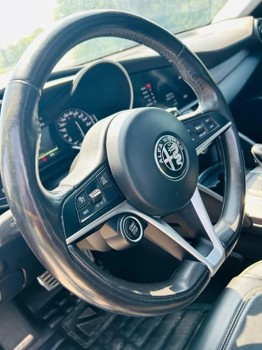 2017 Alfa Romeo Giulia - Image 13 of 20