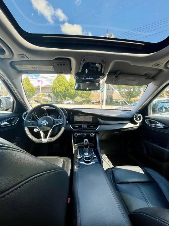 2017 Alfa Romeo Giulia - Image 10 of 17