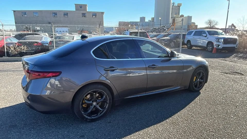 2017 Alfa Romeo Giulia - Image 5 of 15