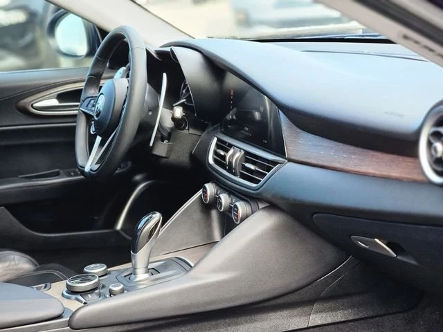 2017 Alfa Romeo Giulia - Image 13 of 20