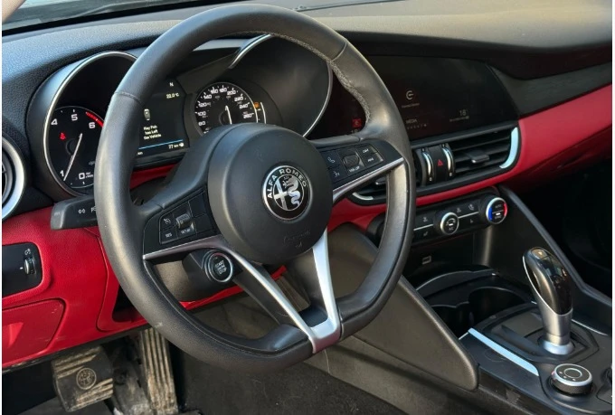 2017 Alfa Romeo Giulia - Image 5 of 10