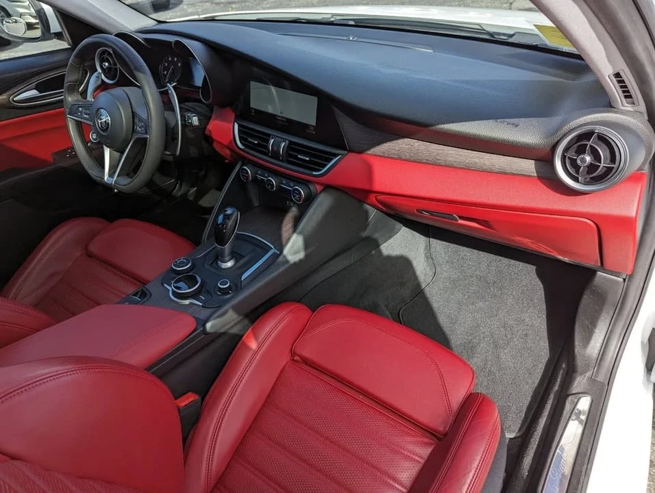 2017 Alfa Romeo Giulia - Image 16 of 17