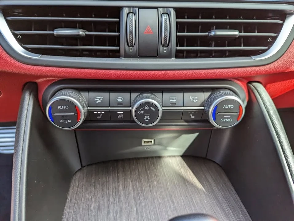 2017 Alfa Romeo Giulia - Image 13 of 17