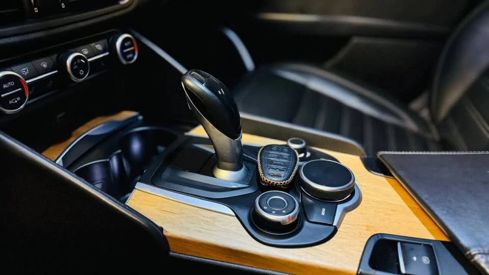 2017 Alfa Romeo Giulia - Image 12 of 14