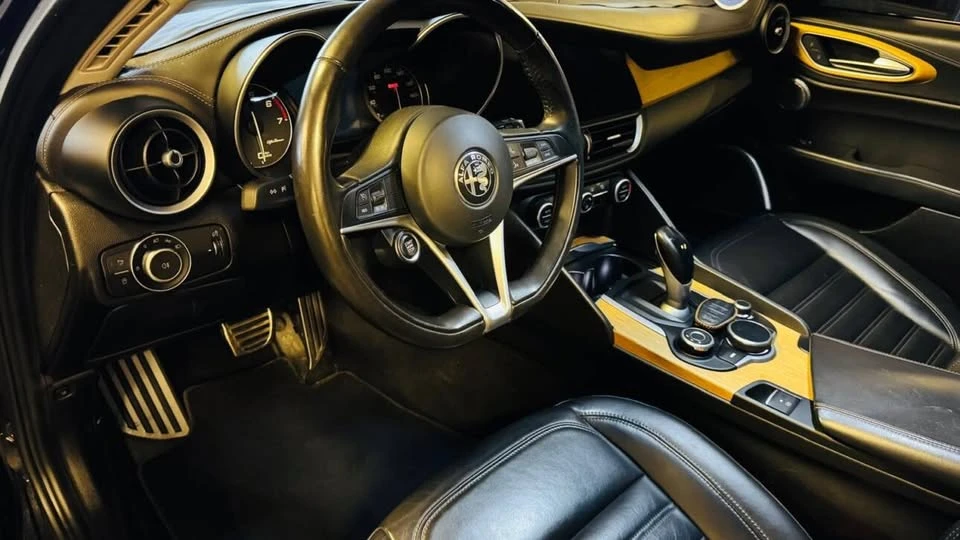 2017 Alfa Romeo Giulia - Image 9 of 14