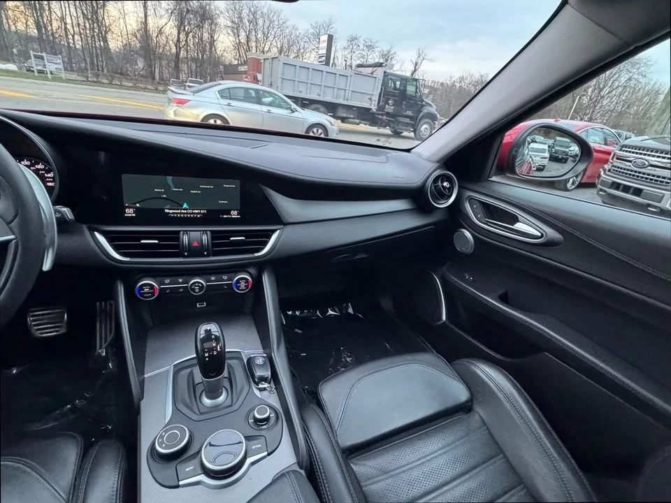 2017 Alfa Romeo Giulia - Image 17 of 18