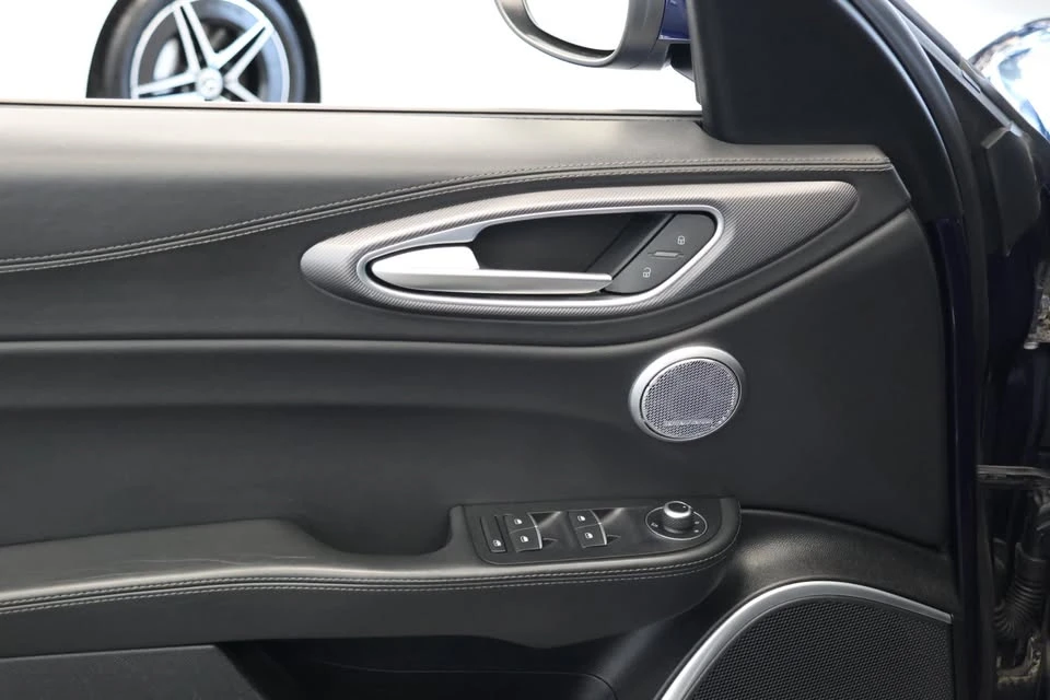 2017 Alfa Romeo Giulia - Image 6 of 16