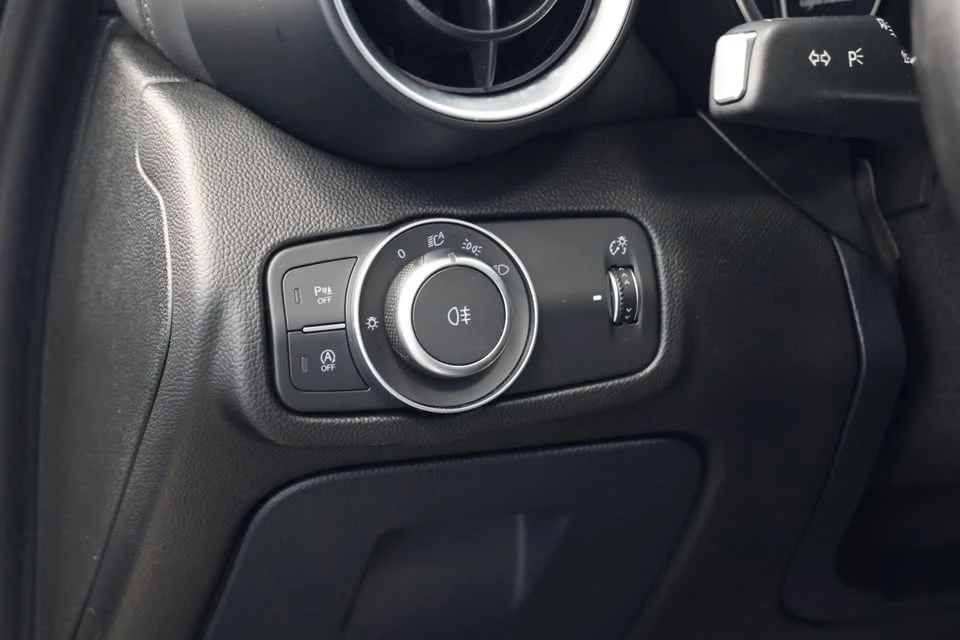 2017 Alfa Romeo Giulia - Image 8 of 16