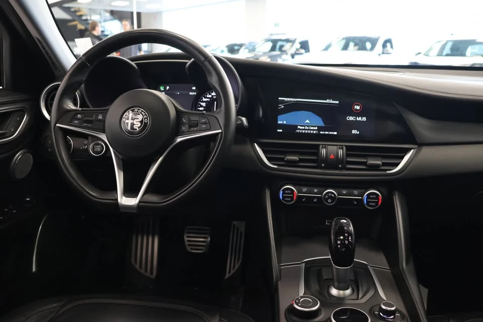 2017 Alfa Romeo Giulia - Image 15 of 16