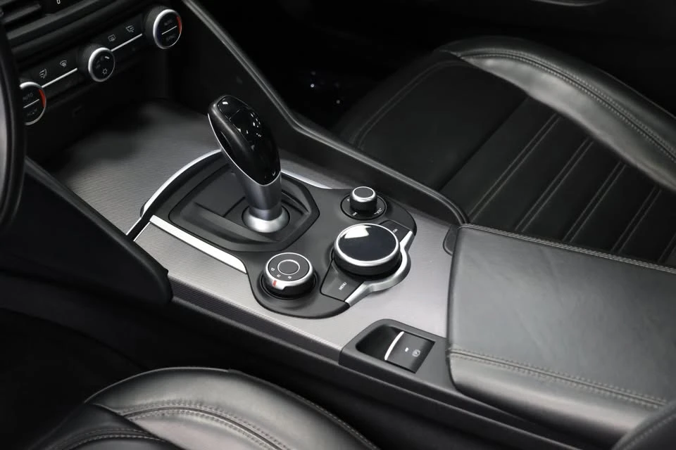 2017 Alfa Romeo Giulia - Image 9 of 16