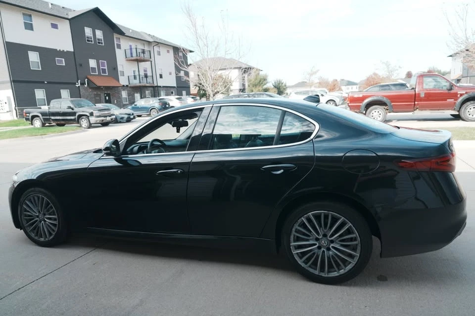 2017 Alfa Romeo Giulia - Image 9 of 10