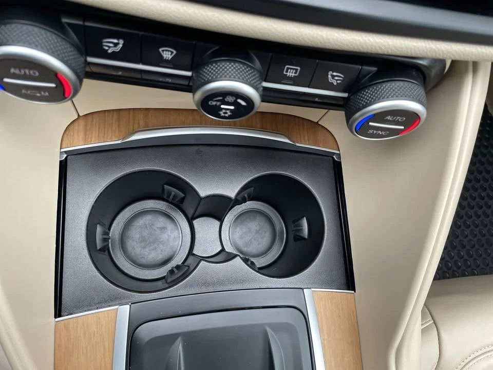 2017 Alfa Romeo Giulia - Image 16 of 19