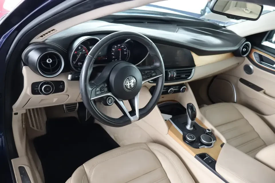 2017 Alfa Romeo Giulia - Image 6 of 7
