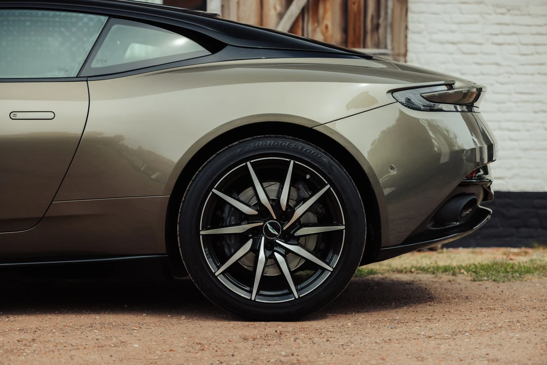 2017 Aston Martin DB11 V8 - Image 5 of 31