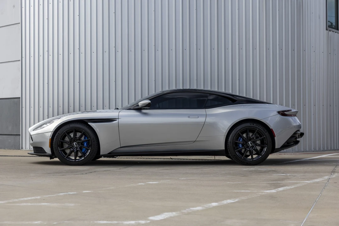 2017 Aston Martin DB11 V12 - Image 17 of 31