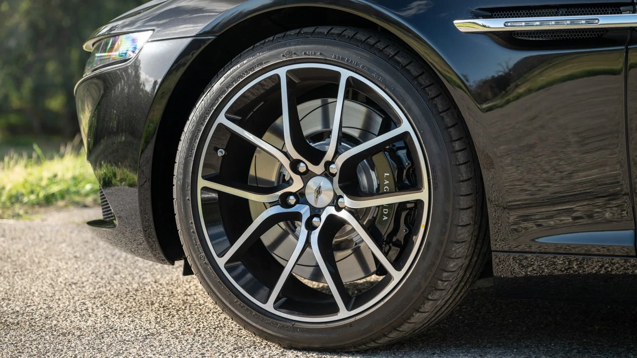 2017 Aston Martin Lagonda - Image 17 of 31