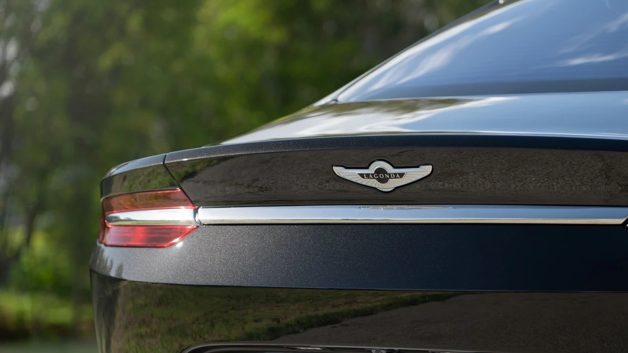 2017 Aston Martin Lagonda - Image 30 of 31