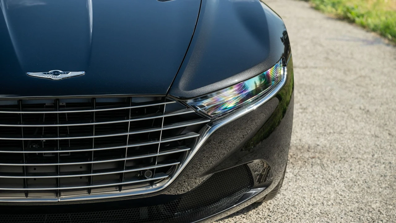 2017 Aston Martin Lagonda - Image 27 of 31